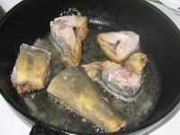обжарить рыбу на сковороде со всех сторон